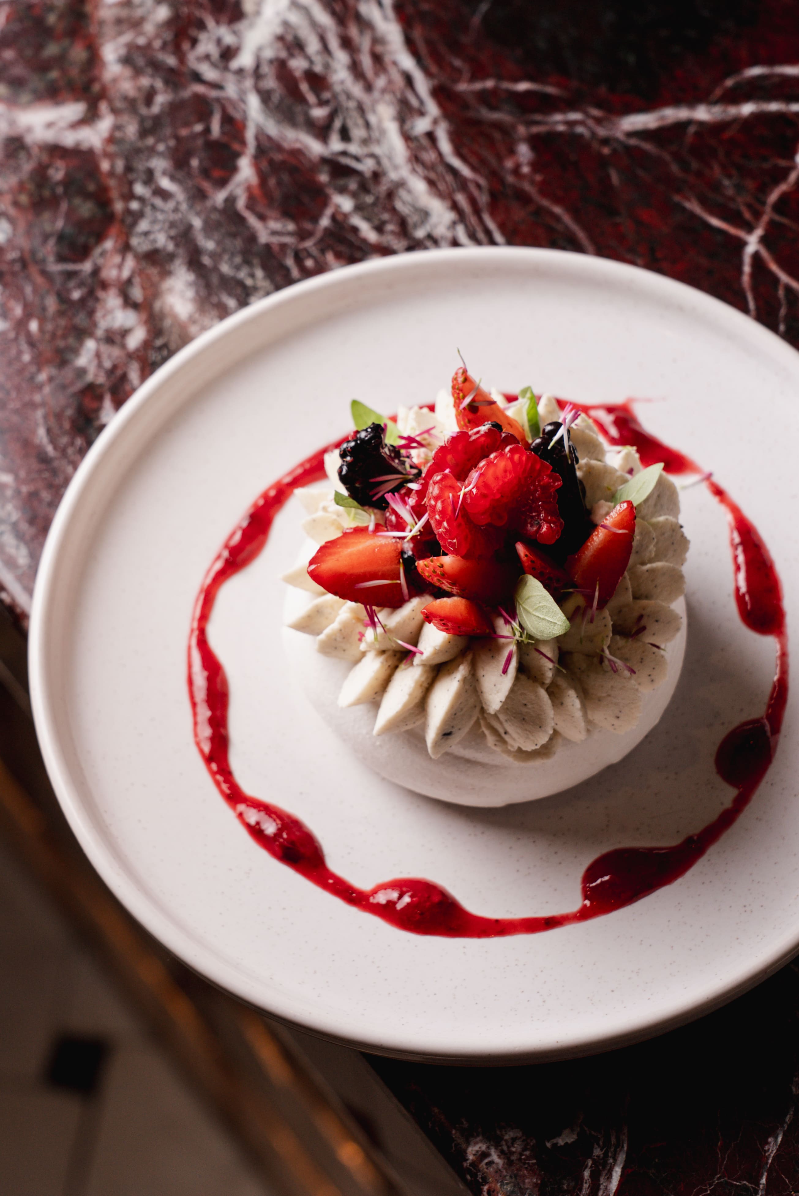 Pavlova aux fruits rouges, dessert du restaurant Mya
